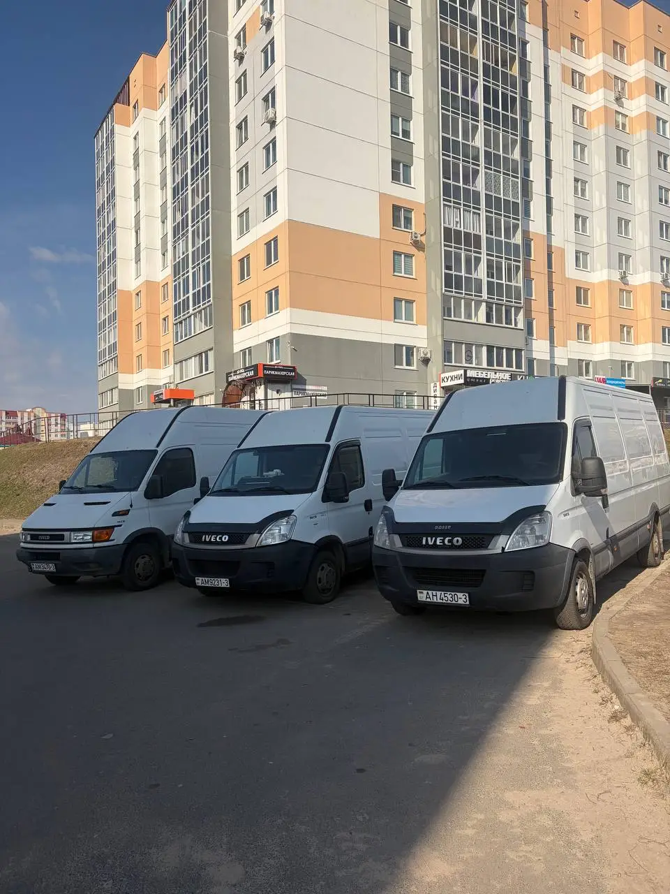 Три цельнометаллических фургона IVECO Daily автопарка «Груз+»