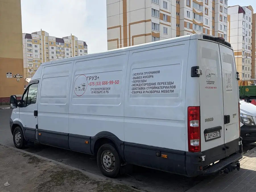 Фургон IVECO Daily «Груз+» со списком услуг и телефоном на борту
